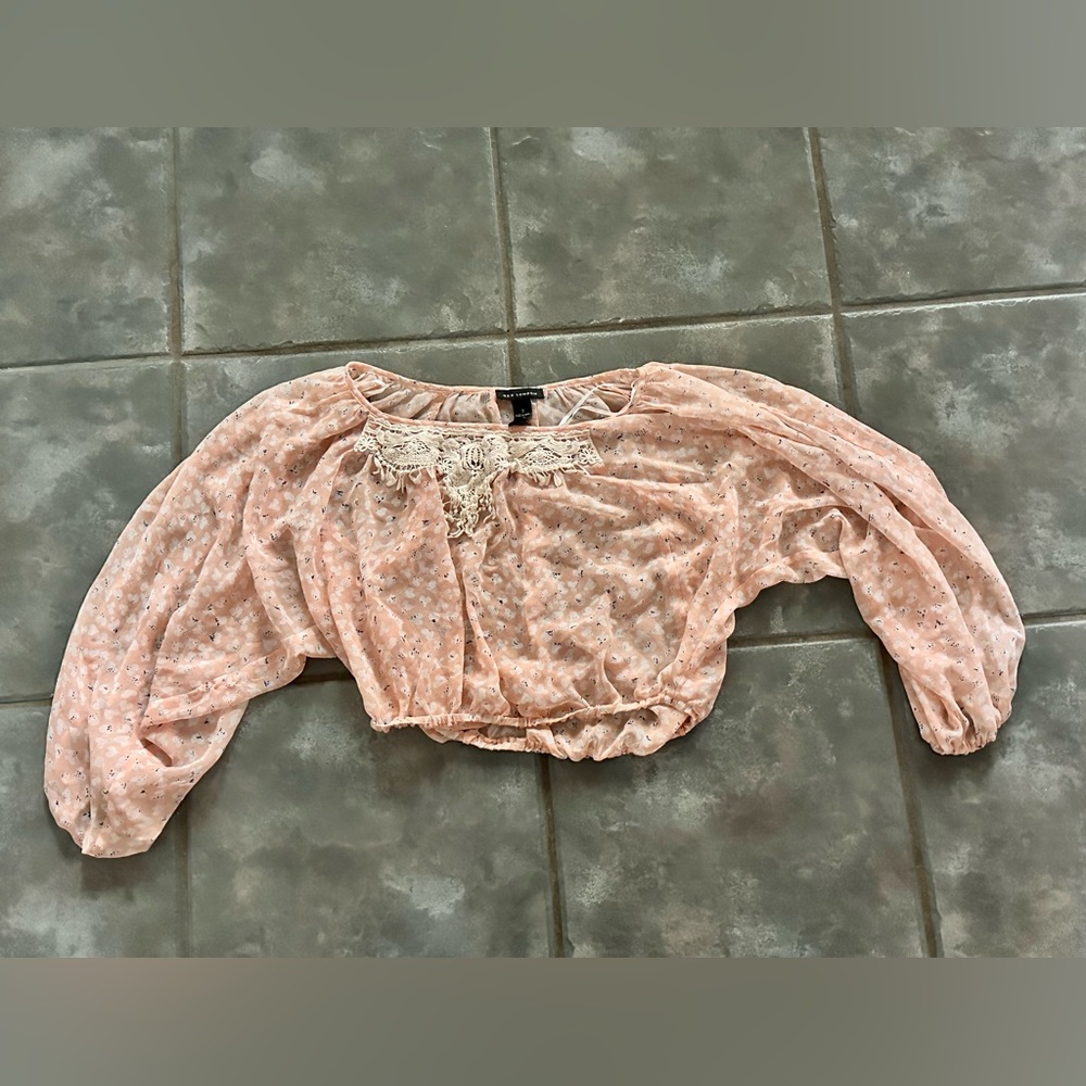 Crop top blouse. Pretty pattern with lace